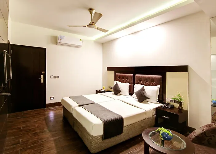 Stay At Good Times Near Karol Bagh Metro