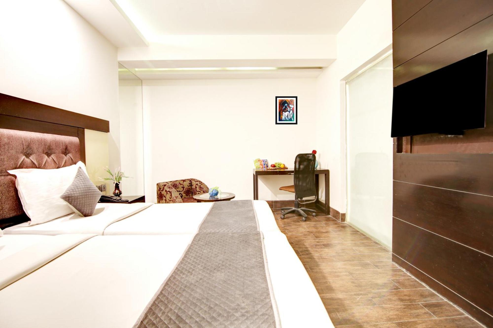 Stay At Good Times Near Karol Bagh Metro Hotel