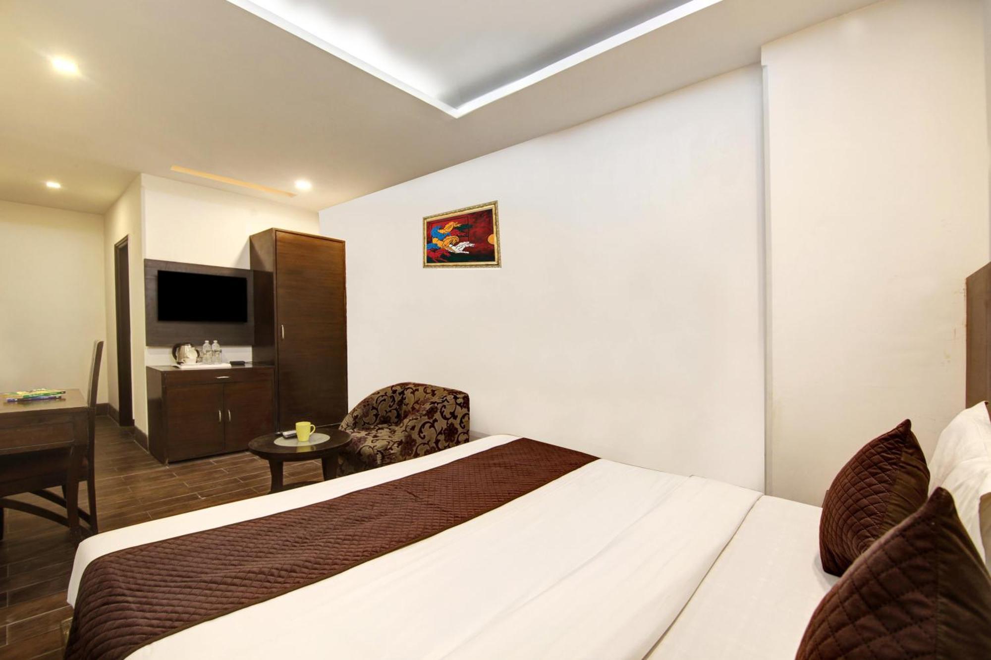 Stay At Good Times Near Karol Bagh Metro Hotel