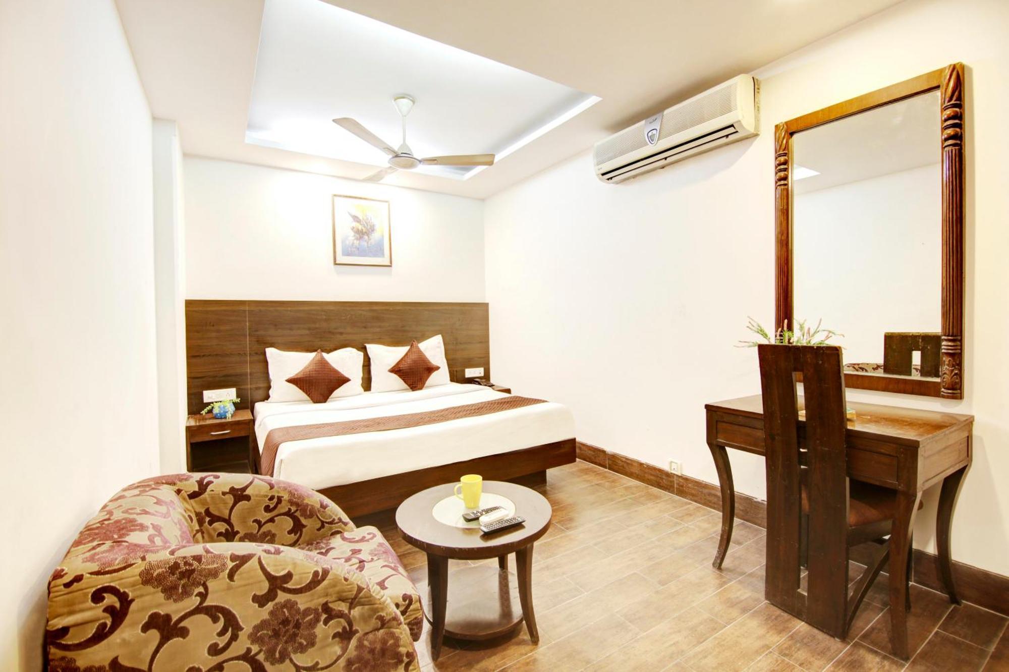 Stay At Good Times Near Karol Bagh Metro