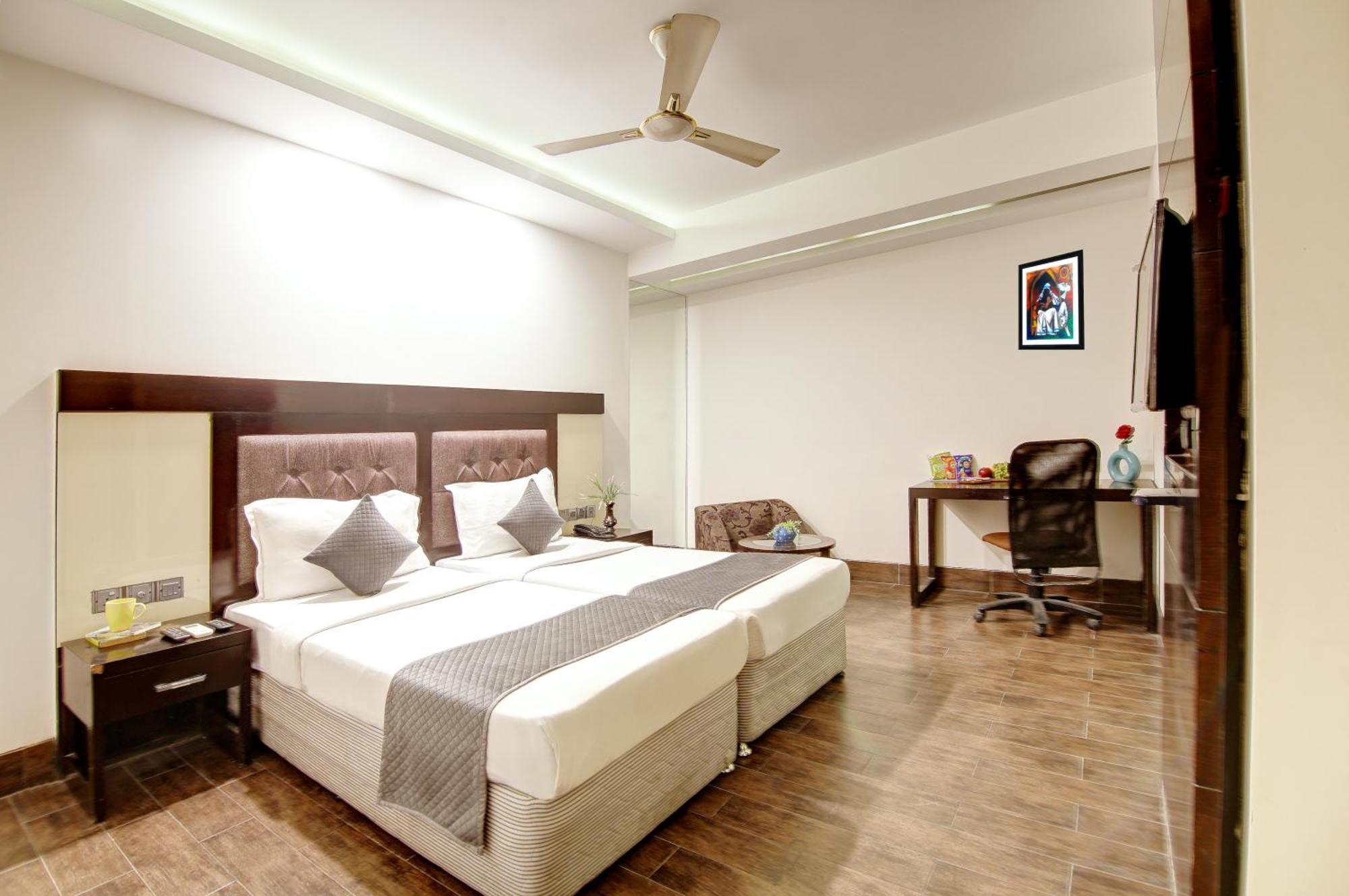 Stay At Good Times Near Karol Bagh Metro Hotel 3*