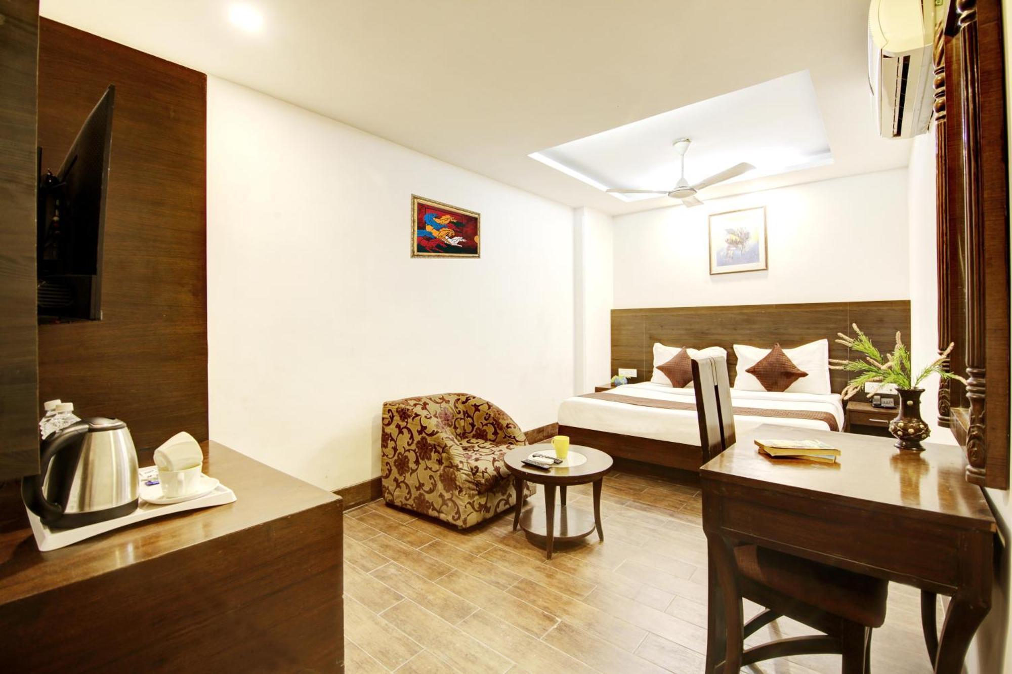Stay At Good Times Near Karol Bagh Metro Hotel 3*
