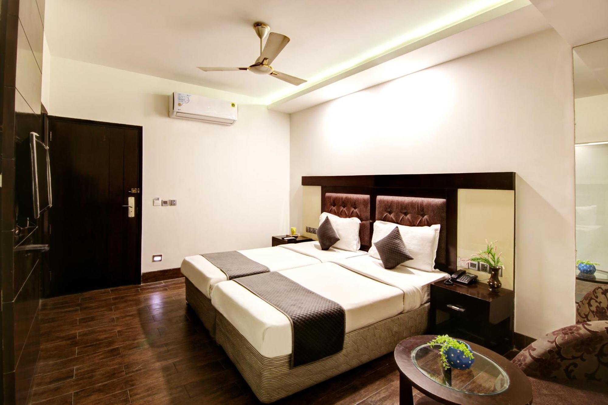 Hotel Stay At Good Times Near Karol Bagh Metro 3*