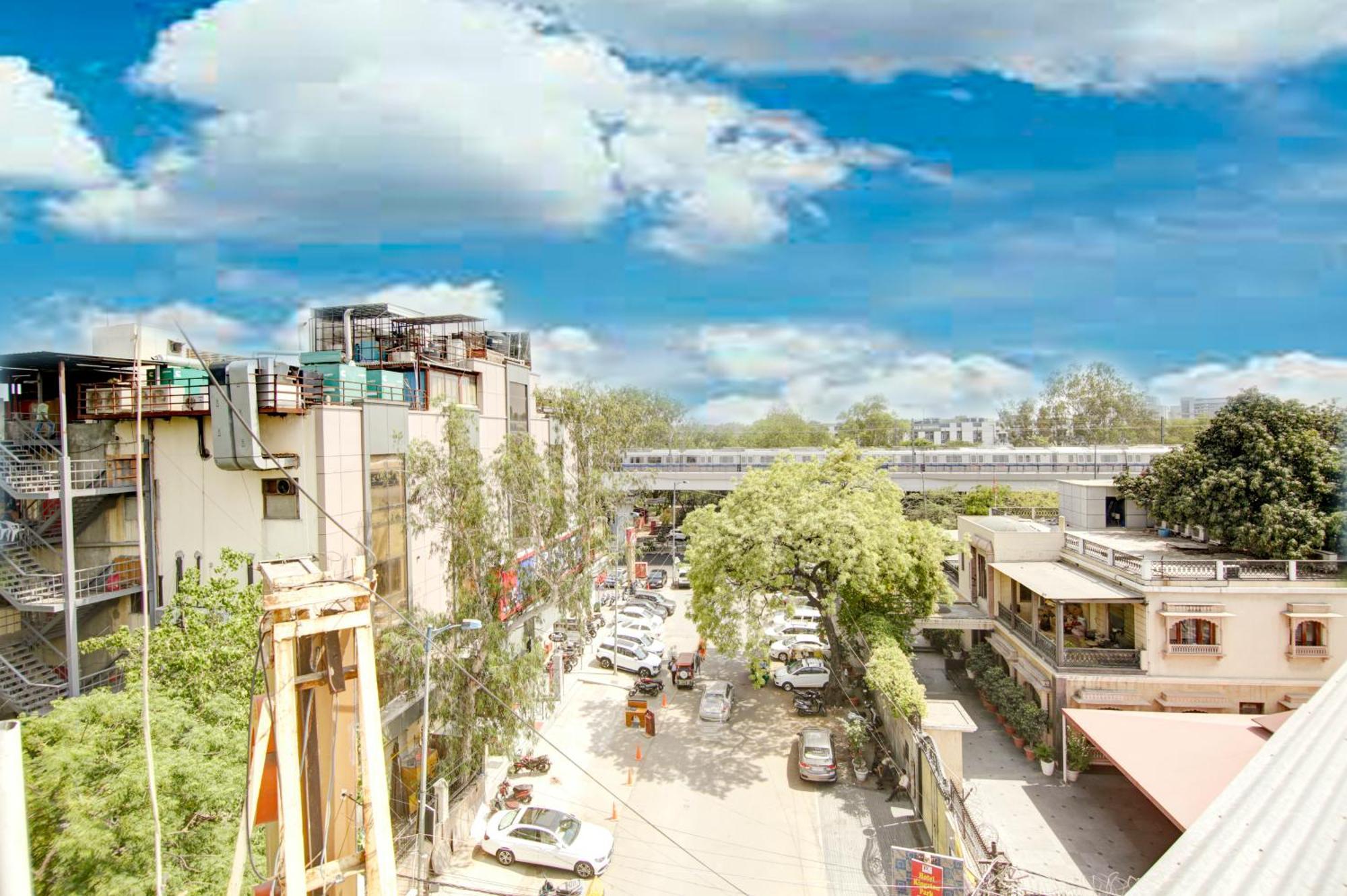 Stay At Good Times Near Karol Bagh Metro Hotel